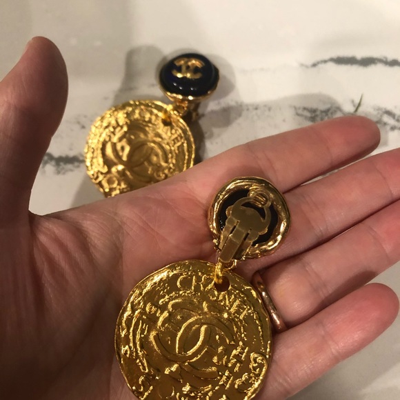 Sold! Gorgeous Vintage Chanel coin earrings - Picture 7 of 7